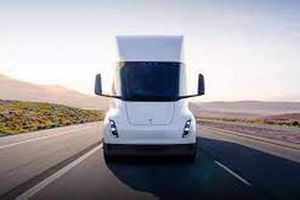 Tesla sætter gang i leveringen af ny eldreven lastbil, der ifølge stifter Elon Musk kan køre 800 km på en enkelt opladning.
