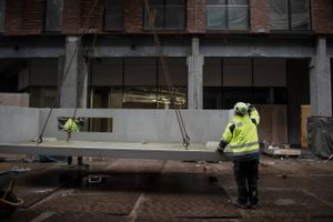 Selvom der i øjeblikket er travlt på landets byggepladser, kan skyhøje materialepriser betyde, at det danske byggeboom ender i en hård landing . 

Foto: Liv Møller Kastrup