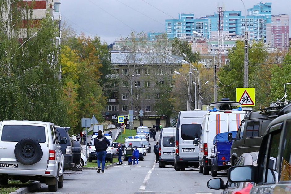 Ministerium oplyser, at gerningsmanden begik selvmord efter skyderiet på skole i Isjevsk i det vestlige Ural.