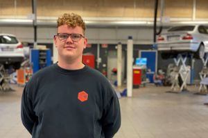 Erhvervsuddannelserne har det svært i disse år, men for 20-årige Jacob Friis, der er ansat hos Skorstensgaard, var det den eneste vej at gå. 