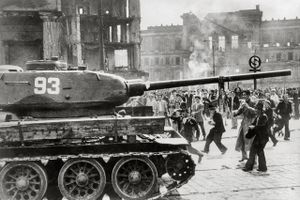 En sovjetisk kampvogn indsat mod demonstrerende østtyske arbejder på Posedamer Platz i Østberlin under opstanden i juni 1953. Den nye sovjetiske ledelse efter Stalins død slog ubarmhjertigt ned på uroen i vasalstaterne. Foto fra bogen ”Frygtens logik”.