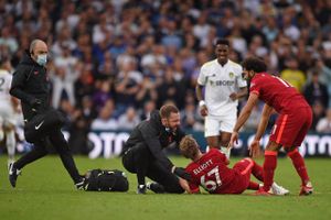 Unge Harvey Elliott blev båret ud med en tilsyneladende alvorlig skade, da Liverpool slog Leeds med 3-0.