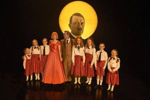 Familien Trapp (Karoline Brygmann, Thomas Bang, Bolette Nørregaard Bang og von Trapp-børn) giver koncert i Hitlers skygge. Foto: Allan Toft