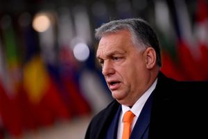 Ungarn er Nato-medlem, og premierminister vil til Moskva for at få gas under krise mellem Nato og Rusland.