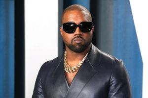 Ye, der tidligere var kendt som Kanye West, er ved at købe det sociale medie Parler.