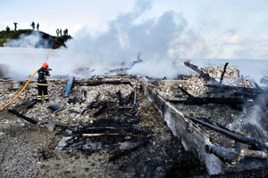 Bestyrelsesformanden for fonden bag det nedbrændte badehotel i Svinkløv håber, at der af røgen fra det foregående kan rejse sig et nyt og lige så godt badehotel. Foto: René Schütze/POLFOTO