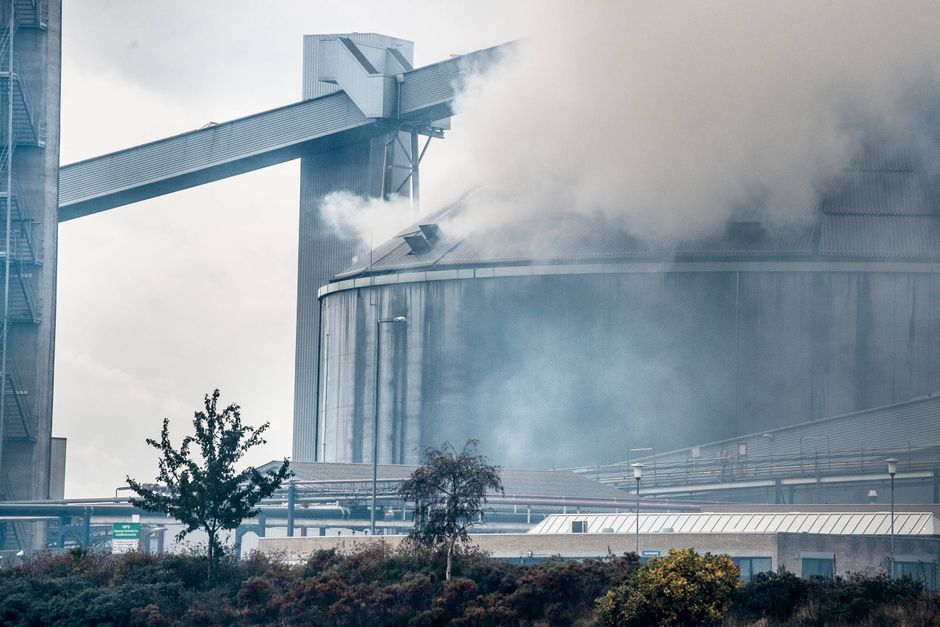 Beredskabsdirektøren vurderer, at omkring 20.000 tons træpiller stadig brænder: »Beboerne i området kan se ind i et par døgn, hvor de fortsat kan blive generet af røg.«