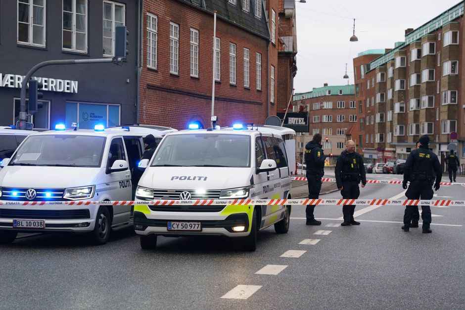 En 33-årig mand blev søndag eftermiddag ramt af skud på Vesterbro i Aalborg er i stabil tilstand, lyder det.