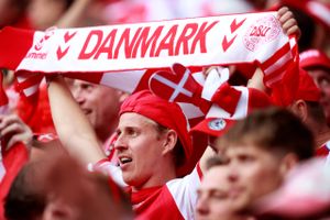 Det danske herrelandshold er forud for lørdagens ottendedelsfinale i Amsterdam mod Wales udpeget som favoritter til at gå videre til EM-slutrunden. 