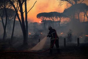 Tusindvis af indbyggere og turister er blevet tvunget på flugt fra en omfattende naturbrand på Rivieraen.
