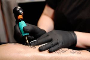 Fra 4. januar 2022 forbydes mere end 4000 kemiske stoffer i tatoveringsblæk til stor ærgrelse for tatovører.