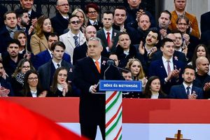 Ungarns premierminister, Viktor Orbán, har fornemmet bekymringerne om sikkerhed i vælgerbasen og søger at bevare kontinuiteten med sin putinofile retorik fra før krigen i Ukraine.