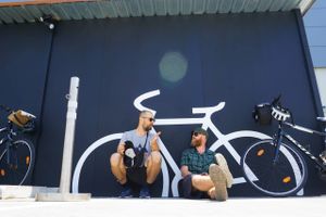 For det eventyrhungrende vennepar Bjørn Harvig og Tore Grønne kan cyklen på gådefuld vis åbne døre til kulturer, venskaber og storslåede naturoplevelser. Nu er de nået til et punkt i deres liv, hvor de primært cykler ud i verden for at jagte og formidle de gode historier.