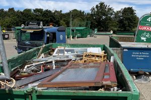 Planerne om fire genbrugspladser er blevet nedskaleret til tre, og det betyder en millionbesparelse i den årlige drift hos Favrskov Affald.