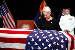 John McCains hustru, Cindy McCain, gør holdt ved kisten under en mindehøjtidlighed i delstaten Arizona ondsag. Foto: Jae C. Hong/AP Photo