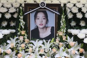 To kvindelige popstjerners død har ført til fornyet debat om perfekthedskulturen på internettet i Sydkorea.