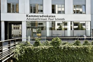 Flere ministerier har stik imod hensigten øget deres forbrug af Kammeradvokaten i coronaåret 2020, og Skatteministeriets forbrug tordner stadig i vejret. Det skal stoppe nu, mener bl.a. Venstre. 