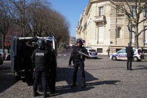 Fransk politi har afspærret omkring IMF's kontorer i Paris efter, at en brevbombe eksploderede torsdag den 16. marts. Bomben menes at være afsendt fra Grækenland. Foto: AP/Thibault Camus