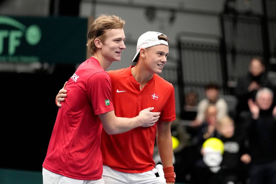 Holger Rune og Johannes Ingildsen var flyvende, da de vandt double og bragte Danmark på 2-1 i Davis Cup-dyst.