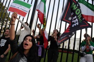 Anslået 10.000 mennesker marcherede lørdag gennem Washington D.C. for at vise støtte til demonstranter i Iran.