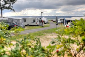 Både i Midtjylland og Østjylland er der generelt indtil videre registreret flere turistovernatninger end på samme tidspunkt i 2019. Hos Ebeltoft Strand Camping vrimler det f.eks. med nordmænd.