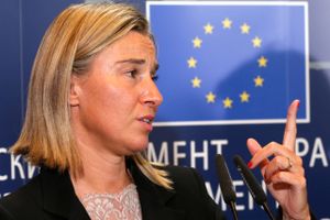 En EU-mission i tre faser, der skal tackle menneskesmuglere, er blevet godkendt på EU-udenrigsministermøde.