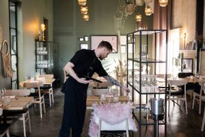 Helaftensoplevelsen på Mortens Gastronomi udviklede sig til et langt, pinefuldt optrin, der bød på den ene skuffelse efter den anden. Mad fik vi da, men hvor dælen blev gastronomi og service dog af?