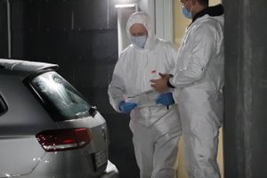 Den dømte mand har for længst afsonet den straf på seks måneders fængsel, han blev idømt for sin rolle i en terrorsag. Men manden sidder fortsat bag lås og slå.