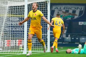 Tottenham vandt 1-0 ude over West Bromwich og stryger helt til tops i den bedste engelske fodboldrække.