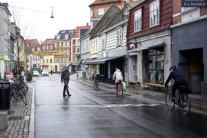 Tre måneder efter en ulykke på cykel i Jægergårdsgade har jeg stadig smerter i mine lår og bagdel. Aarhus Kommune bør bruge en del af pengene til cykelforbedringer i byen de kommende år i Jægergårdsgade.