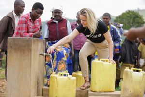 Susanne Dahl, direktør for partnerskaber og forretningsudvikling i Unicef, under et besøg i Ngoma i Rwanda. Projektet er støttet af bl.a. Hempelfonden. Foto: Unicef 
