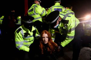 Storbritanniens største politistyrke kan blive splittet op efter at have mistet offentlighedens tillid pga. udpræget kvindehad, racisme og homofobi i styrken, konkluderer en skelsættende rapport. Undercoveragenter skal afsløre kolleger. 