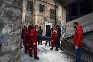 Nødhjælpsarbejdere fra Syriske Røde Halvmåne arbejder i Aleppos gader i december 2016. Januar og februar har indtil videre været blodige, hvad angår nødhjælpsarbejderes sikkerhed. Foto: Noor Hazouri/AP