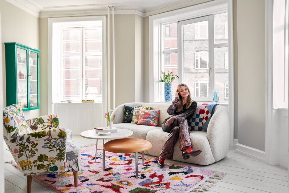 Farver, loppefund og spraglede tekstiler er noget af det, der kendetegner Tilde Vinthers charmerende bolig i hjertet af Nørrebro i København, hvor der snart flytter en ny beboer ind.