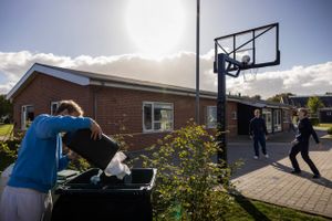 Ligesom alle andre skal efterskolerne finde steder at spare. Skolernes lokale forankring har dog skabt en mulighed for at lære eleverne om demokrati, dannelse og fællesskab. 