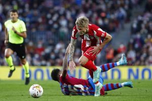 En knæskade har holdt Daniel Wass ude i næsten to måneder, men lørdag er han med i Atlético Madrids trup.