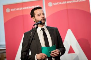 Stadig flere ældre arbejder efter 60 år på grund af efterlønsreformen, siger økonomiministeren.