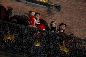 »Benhård opdragelse«. Sådan lød reaktionen fra tv-vært, da håndholdhelten Henrik Møllgaard under mandagens VM-fejring på Rådhuspladsen forklarede, hvorfor han ikke tager sine børn med ud på balkonen. 