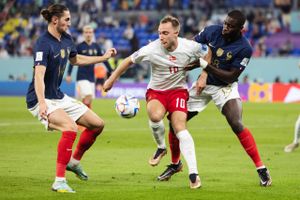 Christian Eriksen, Simon Kjær og Kasper Schmeichel har været landsholdets urokkelige støtter det seneste årti og har tilsammen spillet 324 landskampe inden VM. I en artikelserie kigger de tilbage, hiver de bedste minder frem og giver gode råd til næste generation i rødt og hvidt. I dag Christian Eriksen, som boede hos en plejefamilie i Amsterdam, da han spillede sin første landskamp. 