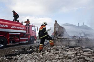 Mandag kom der stadig røg fra resterne af Svinkløv badehotel, og ca. 30 mand fra Beredskabsstyrelsen var på skift i gang med at sprøjte vand på det sted, hvor hotellet lå. Foto: Tobias Nicolai