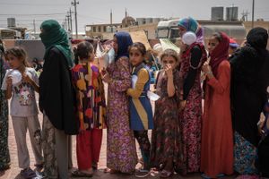 Slaget om Mosul har været længe undervejs. De seneste måneder har irakiske regeringsstyrker omringet byområder omkring Mosul, det har, allerede inden salget er startet, betydet, at cirka 100.000 indbyggere er blevet drevet på flugt. Her venter kvinder og børn på mad i en midlertidig lejr i Dibagah, Irak. Foto: Alice Martins/AP