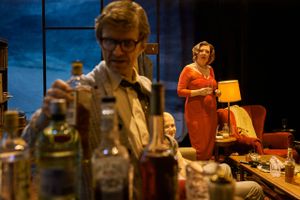 Aalborg Teaters ensembleskuespillere Marie Knudsen Fogh og Martin Ringsmose leverer fremragende præstationer i Edward Albees “Hvem er bange for Virginia Woolf?“