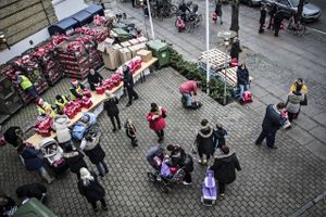 Der uddeles julehjælp hvert år. Her er det Frelsens Hær, der for et par år siden uddelte julehjælp i København, men også Mødrehjælpen hjælper hvert år familier, der har det hårdt. Arkivfoto: Jonas Olufson
