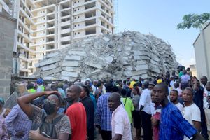 Redningsmandskab har fundet seks omkomne i sammenstyrtet højhus i Lagos - Nigerias finansielle hovedstad.