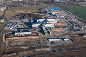 Et nyt statusnotat for byggeriet af Nyt Aalborg Universitetshospital viser, at byggeriet skubbes med seks måneder og bliver 130 mio. kr. dyrere end hidtil antaget. Og det er langtfra det eneste eksempel på, at supersygehuses tidsplaner skrider.