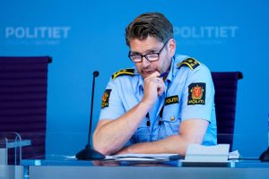 Under et pressemøde lørdag formiddag delte politiet i Oslo flere oplysninger om den formodede gerningsmand, der natten til lørdag skød og dræbte to personer og sårede yderligere 21 på natklubber.