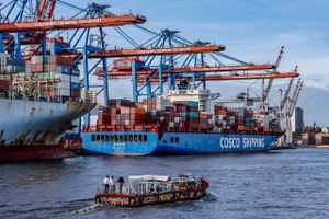 Kina køber sig ind i havnen i Hamborg. Det har udløst en heftig debat om, hvorvidt Tyskland er ved at gøre sig for afhængigt af Kina som tidligere af Rusland.