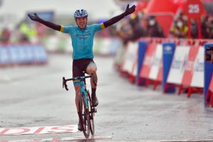 Michael Valgren var godt kørende i regnvejret i Vuelta a España, hvor Primoz Roglic mistede førertrøjen.