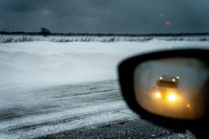 Vejdirektoratet advarer mod snefygninger, der let kan narre bilister. Landet over holder sneplove klar, og Falck forbereder sig på at skulle trække folk op af grøften.