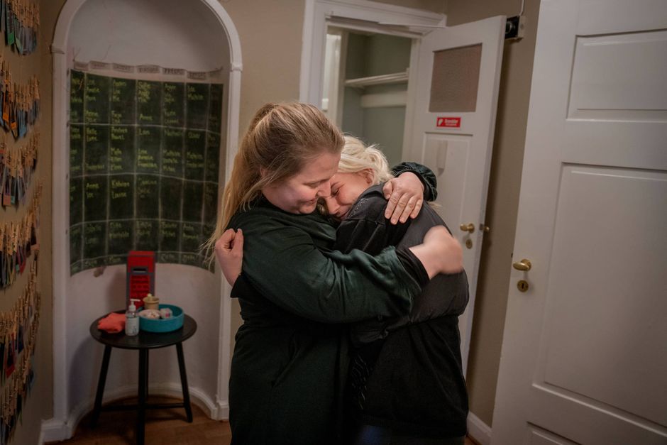 Der findes et hus på Christianshavn i København, hvor et nyt barn hver anden dag ringer på dørtelefonen, fordi det ikke længere kan være hjemme hos sin mor og far. Tag med indenfor en eftermiddag på Joannahuset, landets eneste krisecenter for børn.  